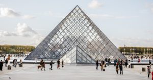 Las fuerzas de seguridad de Francia detuvieron a otros cinco sospechosos del robo de joyas en el Museo del Louvre de París; ya van siete arrestados por el caso.
