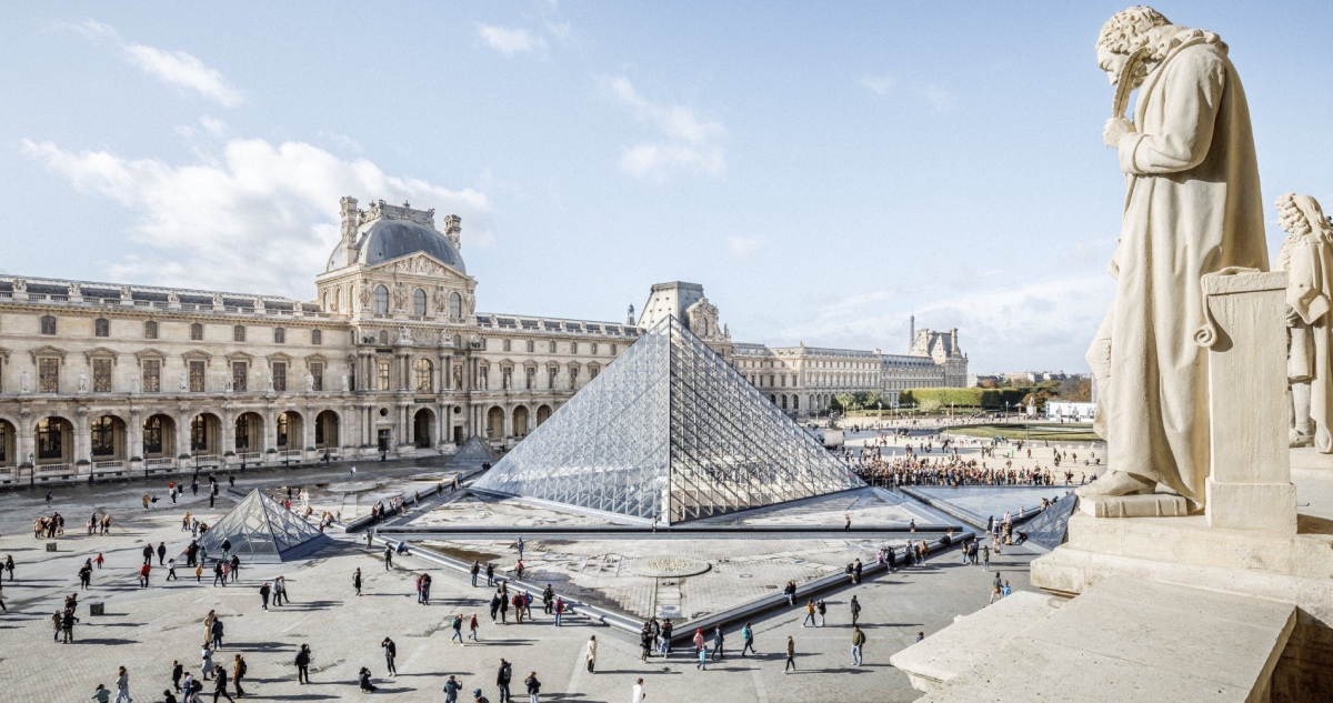 El Museo del Louvre de la capital de Francia, París, reabrió sus puertas tres días después del robo de varias joyas de la etapa imperial de Napoleón y Josefina.