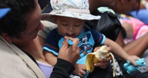 Mamá alimenta a bebé