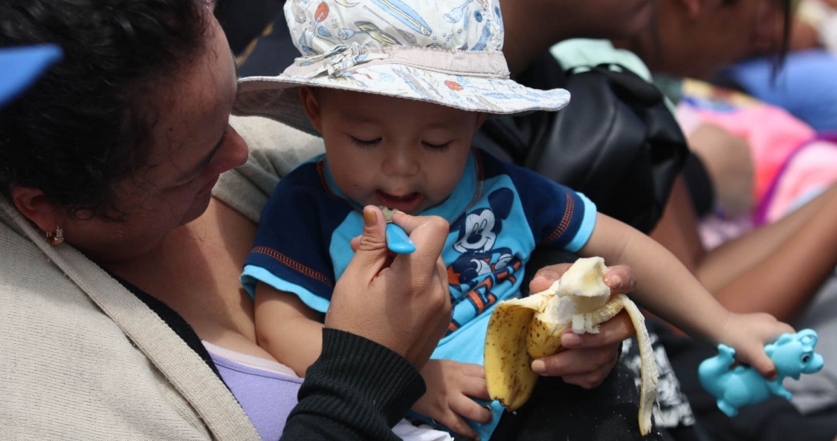 Mamá alimenta a bebé