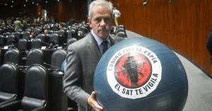 Marcelo Torres Cofiño, diputado del PAN, sostiene una pelota con la frase "Código Fiscal Espía".