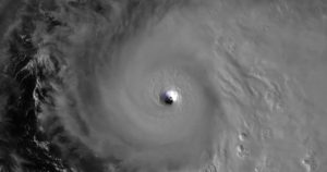 El huracán "Melissa" alcanzó la categoría 5 mientras se aproxima peligrosamente a Jamaica, informó el Centro Nacional de Huracanes de Estados Unidos (NHC).