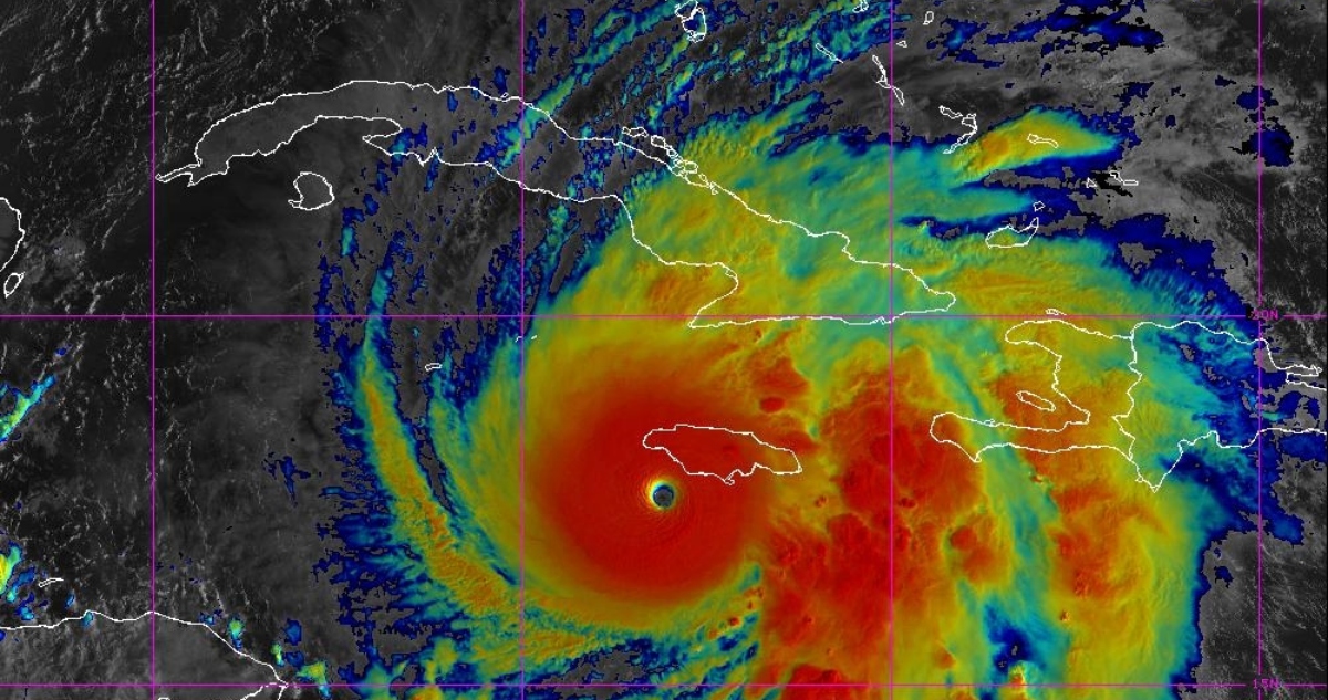 El huracán "Melissa", de categoría 5, tocó tierra en Jamaica con vientos sostenidos de 295 km/h, informó el Centro Nacional de Huracanes de Estados Unidos.