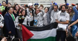 Los mexicanos que formaban parte de la Global Sumud Flotilla ofrecieron unas palabras a los medios que los esperaban en el AICM; denunciaron tortura de Israel.