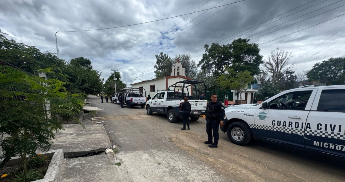 Líder policial de Indaparapeo, Michoacán, es asesinado cuando conducía su vehículo.