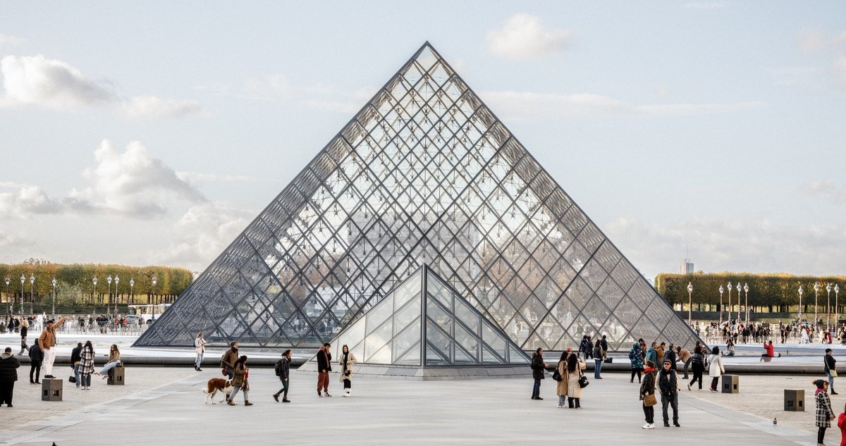 El Museo del Louvre de Francia anunció que las instalaciones permanecerán cerradas este lunes a raíz del robo de joyas registrado el domingo en la pinacoteca.