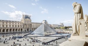 La Policía francesa detuvo a varios presuntos responsables del robo ocurrido el pasado fin de semana en el Museo del Louvre, confirmó la Fiscalía de París.