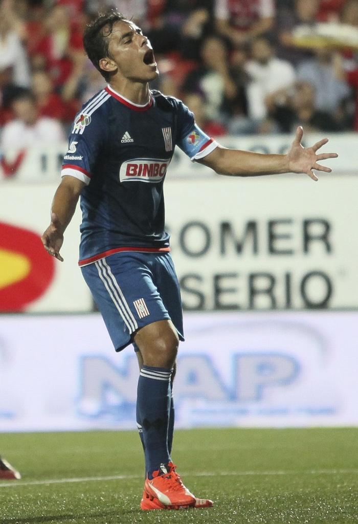 Omar Bravo, exfutbolista y máximo goleador histórico de las Chivas de Guadalajara, fue detenido en Zapopan, Jalisco, acusado de abuso sexual infantil agravado contra la hija menor de edad de su pareja.