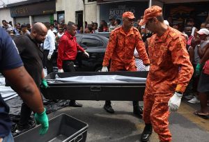 Funcionarios de la Defensa Civil brasileña trasladan un cuerpo tras la mega operación policial contra el grupo criminal "Comando Vermelho", en Río de Janeiro, Brasil.