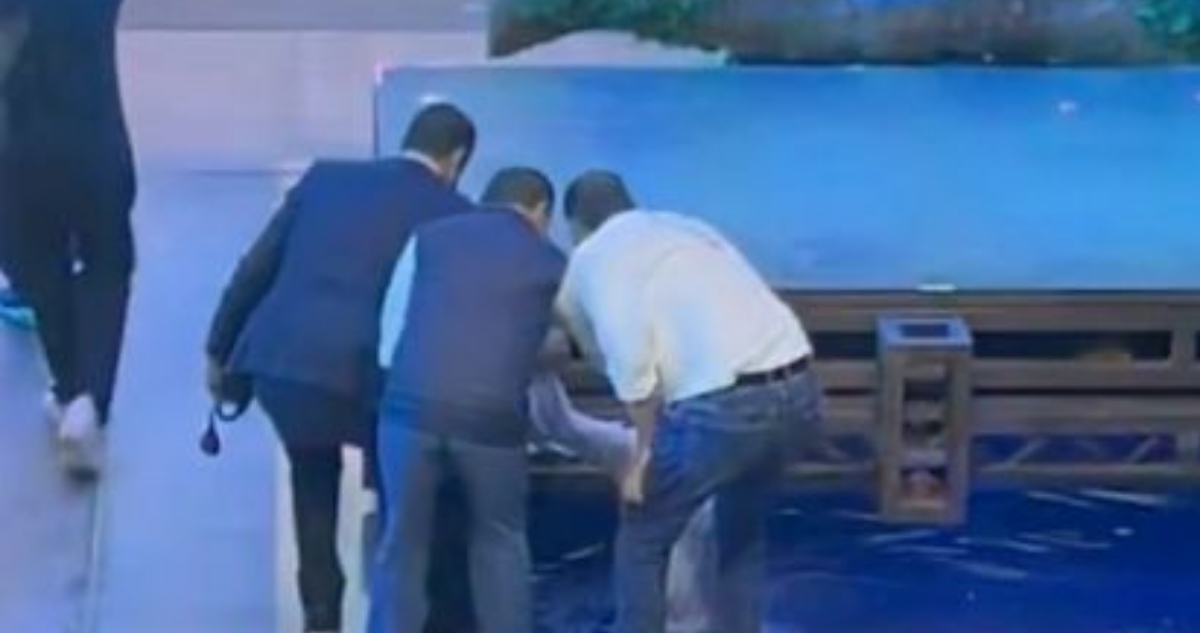 El excoordinador de campaña de Xóchitl Gálvez, Max Cortázar, se convirtió en el centro de atención durante el relanzamiento del PAN por la caída que sufrió.