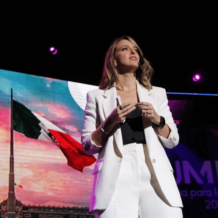 La dirigencia nacional del PAN le pagó 562 mil 600 pesos a la “entrenadora de discurso, medios y debate” Paulina Amozurrutia Navarro, con el fin proporcionar una metodología de “formación y seguimiento de los voceros, con entrenamientos intensivos y un acompañamiento detallado”.