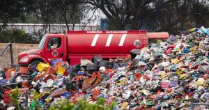 Hoy, las playas se han convertido en un mosaico cromático, donde las partículas de plástico de distintos tonos resaltan sobre el color de la arena.