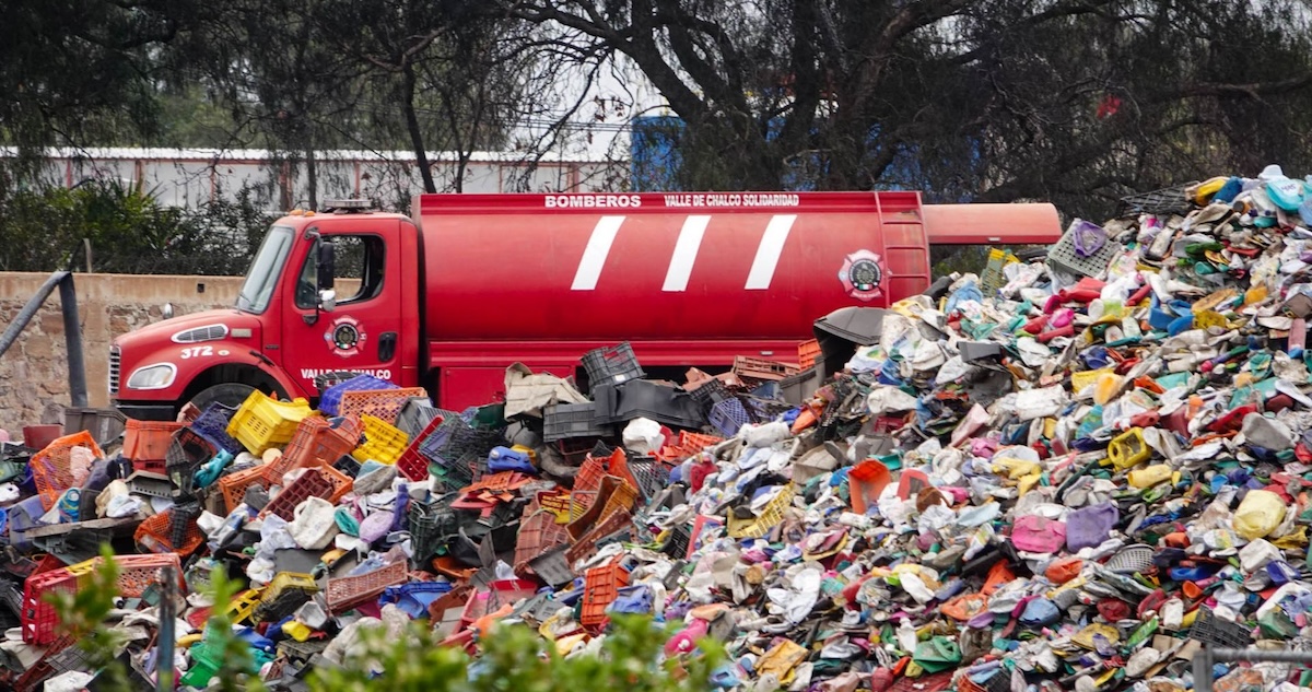 Hoy, las playas se han convertido en un mosaico cromático, donde las partículas de plástico de distintos tonos resaltan sobre el color de la arena.
