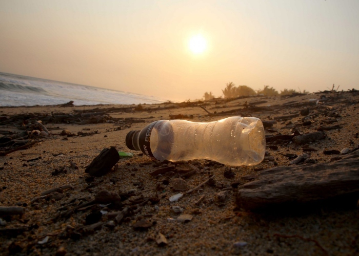 Investigaciones revelaron que las desalinizadoras y potabilizadoras reducen hasta el 99 por ciento de los microplásticos, aunque la eliminación no es total.