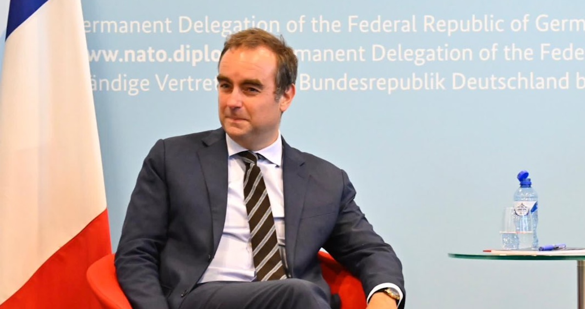 El Primer Ministro de Francia, Sébastien Lecornu, presentó la dimisión de su Gobierno al Presidente Emmanuel Macron, menos de un mes después de asumir el cargo.