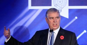 El Príncipe Andrés de Inglaterra renunció a sus títulos, entre ellos el de Duque de York, en medio de sus acusaciones con el delincuente sexual Jeffrey Epstein.