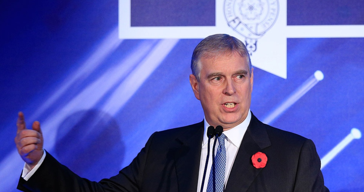 El Príncipe Andrés de Inglaterra renunció a sus títulos, entre ellos el de Duque de York, en medio de sus acusaciones con el delincuente sexual Jeffrey Epstein.