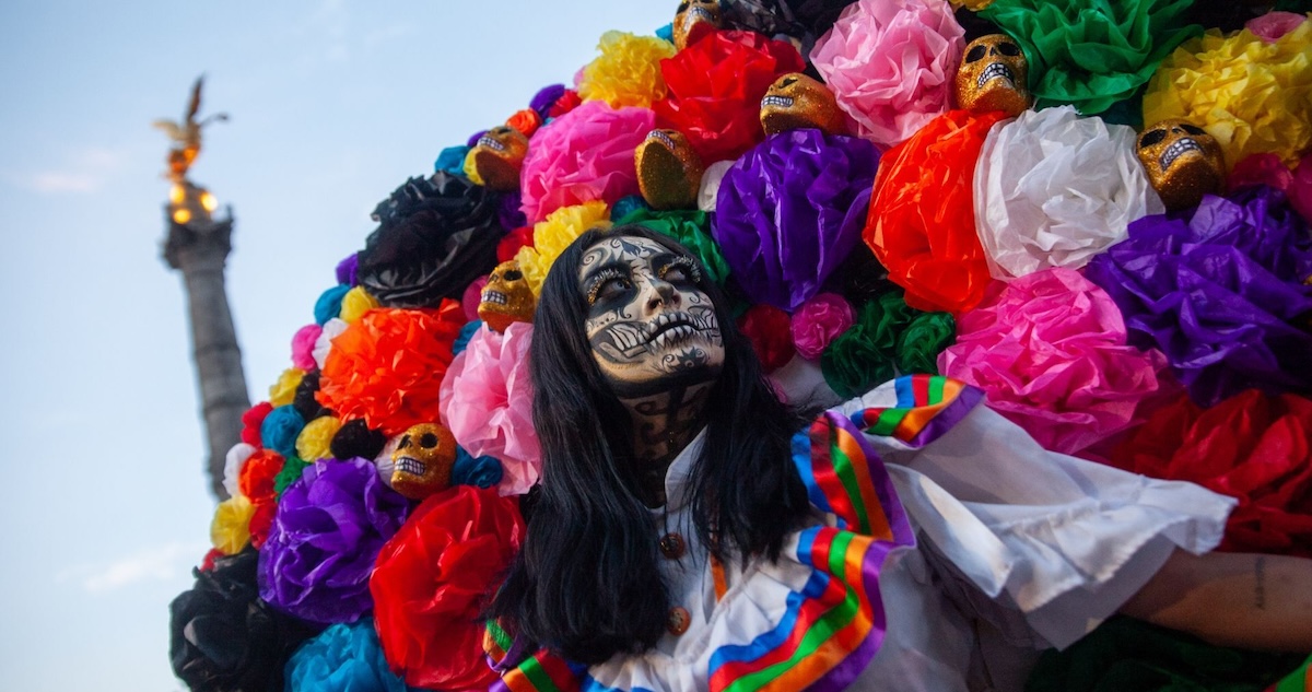 La CdMx se llenó de color con la Procesión de Catrinas 2025 y la Ofrenda Monumental en el Zócalo, para celebrar el Día de Muertos.