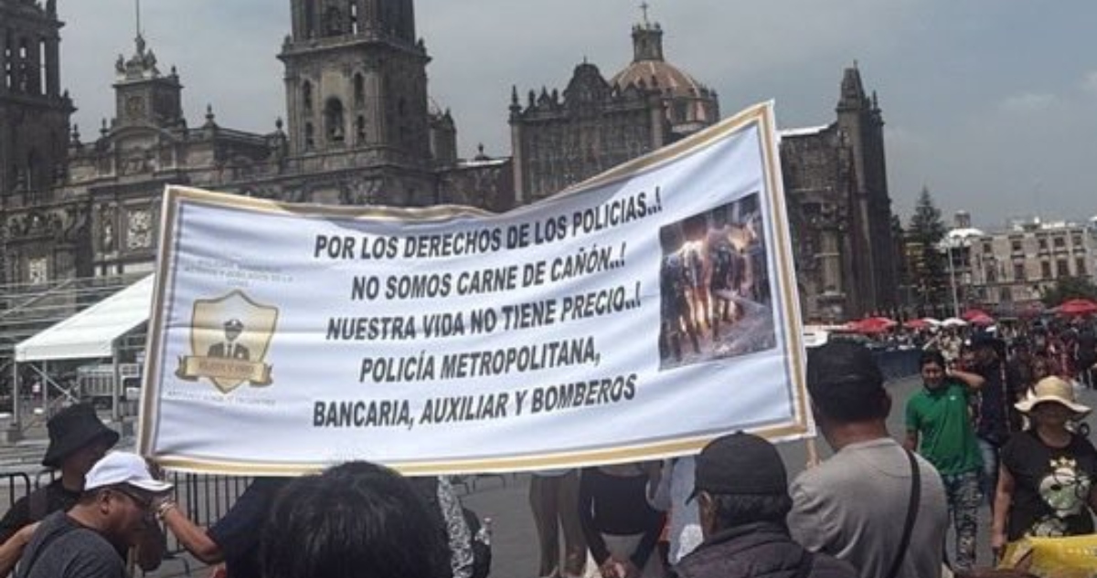 Policías inconformes de la SSC se manifestaron el día de hoy en las afueras de las oficinas del Gobierno capitalino para exigir la destitución de mandos.