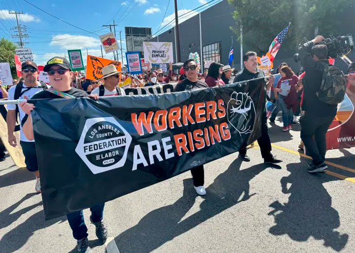 Marchan en LA contra ICE; Trump autoriza despliegue de soldados en Chicago