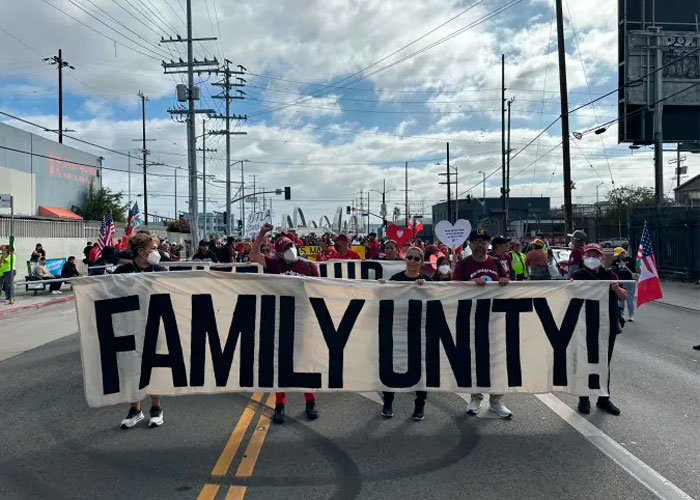 Marchan en LA contra ICE; Trump autoriza despliegue de soldados en Chicago