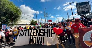 Marchan en LA contra ICE; Trump autoriza despliegue de soldados en Chicago