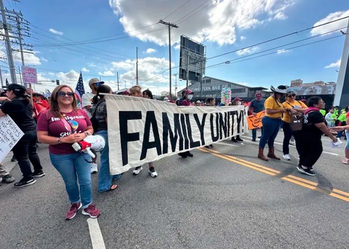 Marchan en LA contra ICE; Trump autoriza despliegue de soldados en Chicago