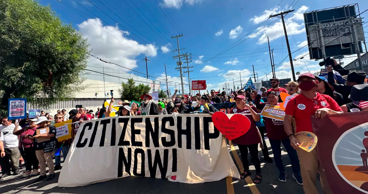 Marchan en LA contra ICE; Trump autoriza despliegue de soldados en Chicago