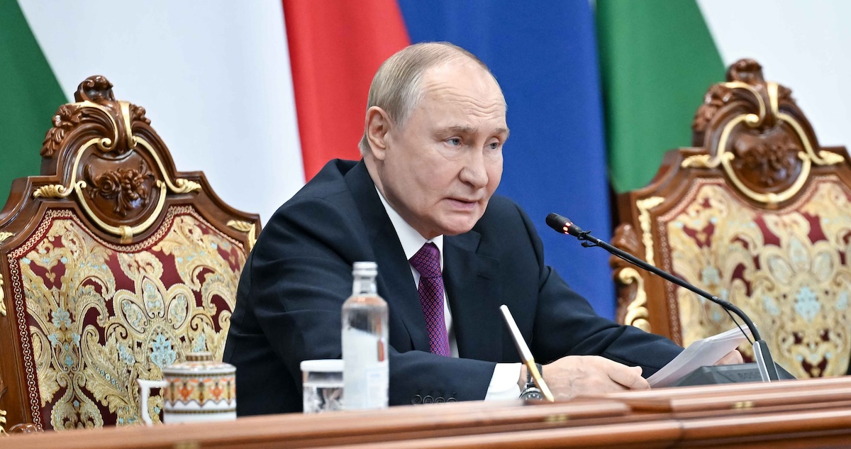 El asesor presidencial de Rusia aseguró que Vladímir Putin continúa dispuesto a reunirse con Donald Trump tras el intento fallido de encuentro en Hungría.