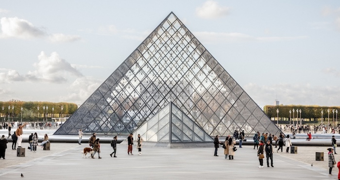 El robo de varias piezas de la Galería Apollo, donde se exhibían joyas de la corona francesa, es uno más de los tantos atracos cometidos en el Museo del Louvre.