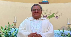 Una multitud despidió con porras y aplausos el féretro del sacerdote Bertoldo Pantaleón en la iglesia de San Francisco de Asís tras una misa de cuerpo presente.