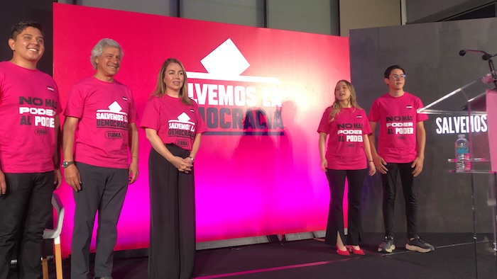 Claudio X. González y Ana Lucía Medina presentó hoy la iniciativa "Salvemos la democracia" para enviar al Congreso de la Unión.