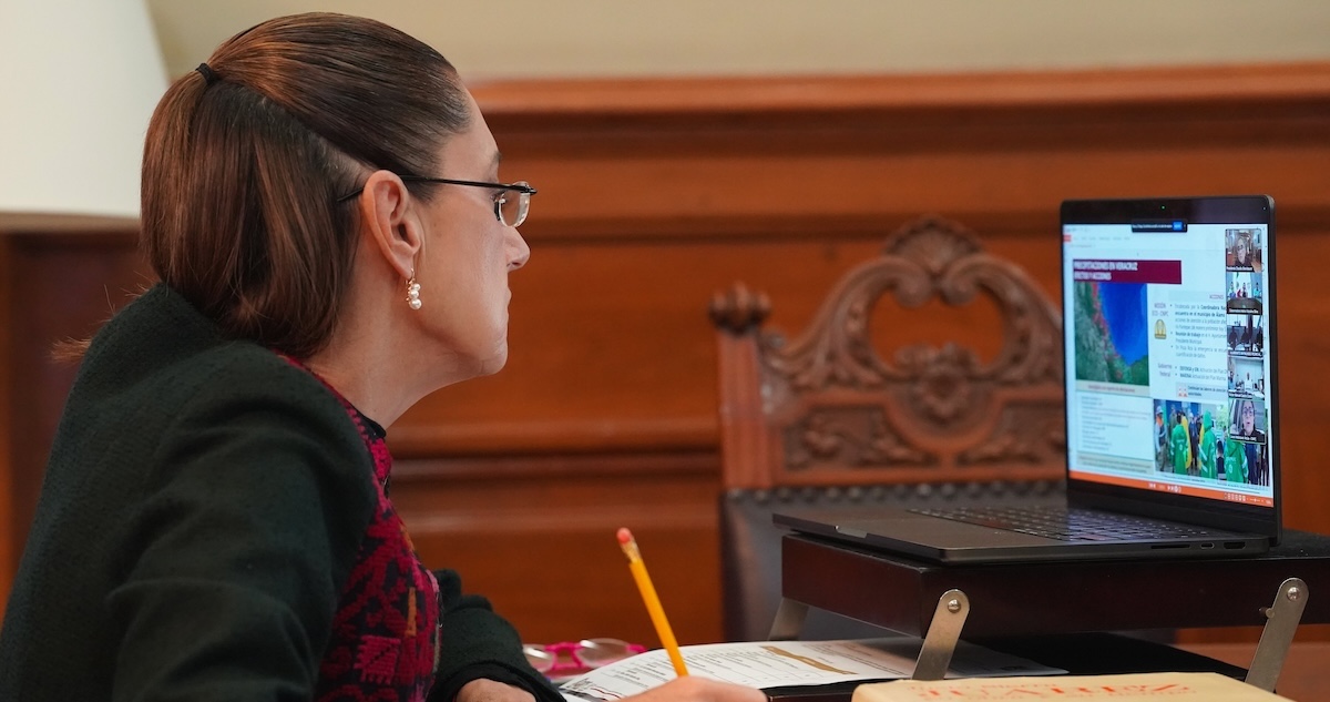 La Presidenta Sheinbaum sostuvo una reunión virtual con gobernadoras y gobernadores para atender la emergencia por las fuertes lluvias registradas el jueves.