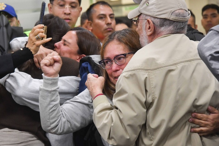 Los mexicanos que formaban parte de la Global Sumud Flotilla ofrecieron unas palabras a los medios que los esperaban en el AICM; denunciaron tortura de Israel.
