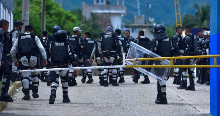 No tocaron el timbre; eran golpes en la reja de la calle, insistentes. Abrí la puerta y lo primero que veo es a dos soldados en traje de campaña.