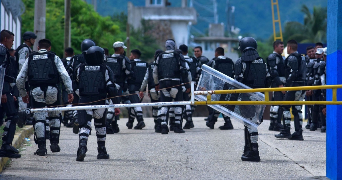 No tocaron el timbre; eran golpes en la reja de la calle, insistentes. Abrí la puerta y lo primero que veo es a dos soldados en traje de campaña.