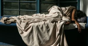 Investigaciones científicas sugieren que las mujeres no sólo duermen de forma diferente a los hombres, sino que también necesitan dormir más para recuperarse.