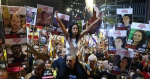 Más de 100 mil personas exigieron en Tel Aviv el fin de la ofensiva militar en la Franja de Gaza y un acuerdo para la liberación de los rehenes israelíes.