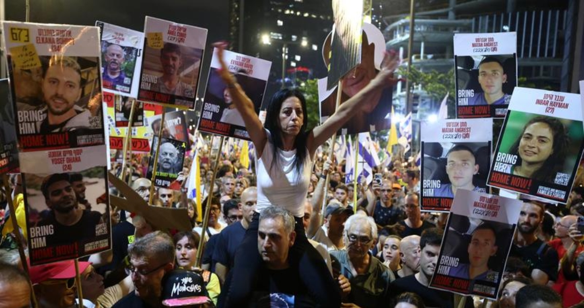 Más de 100 mil personas exigieron en Tel Aviv el fin de la ofensiva militar en la Franja de Gaza y un acuerdo para la liberación de los rehenes israelíes.