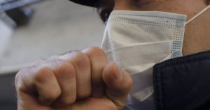 Desde pequeños nos enseñan a cubrirnos la boca al toser y a disculparnos luego de un estornudo, lo que generó un efecto no deseado: suprimir estos reflejos.