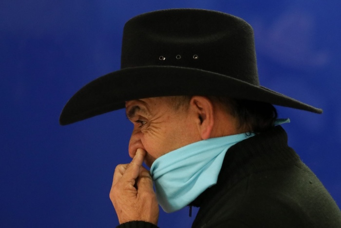 Desde pequeños nos enseñan a cubrirnos la boca al toser y a disculparnos luego de un estornudo, lo que generó un efecto no deseado: suprimir estos reflejos.