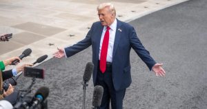 El Presidente Donald Trump estalló en contra de la posición asumida por Jay Robert Pritzker, Gobernador de Illinois, y Brandon Johnson, Alcalde de Chicago.