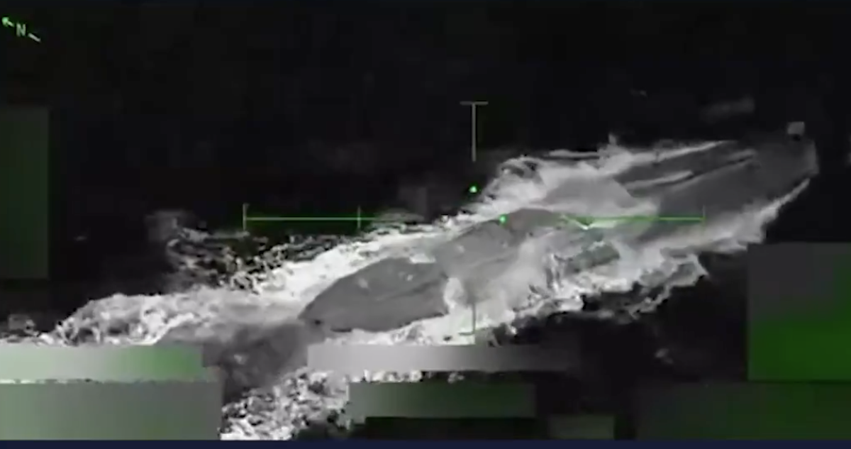 Trump confirmó que 2 presuntos narcotraficantes sobrevivieron al ataque del Ejército de EU contra un submarino que presuntamente trasladaba droga en el Caribe.