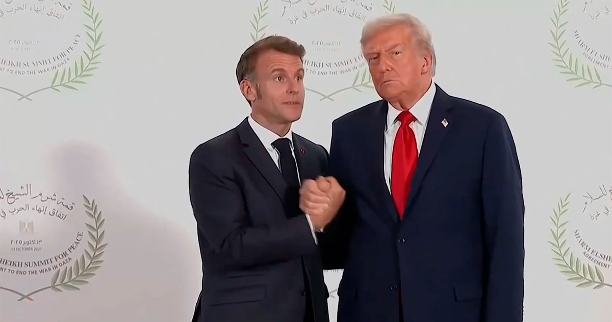 Donald Trump y Emmanuel Macron se dieron un peculiar apretón de manos que desató una ola de memes.