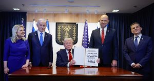 Donald Trump recibió condecoraciones por parte de Israel y Egipto: la" Medalla de Honor Presidencial de Israel" y la "Orden del Nilo", respectivamente.