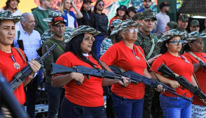 Venezolanos aprenden a usar arma ante amenaza de intervención de EU