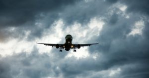 Viajeros de EU empiezan a sentir el impacto del cierre del Gobierno porque la escasez de personal en el control de tráfico aéreo está interrumpiendo los vuelos.