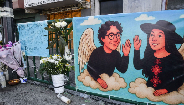 A ocho días del asesinato de Ximena Gúzman, y José Muñoz, en el lugar del incidente permanecen dibujos, flores, veladoras y cartulinas con expresiones de duelo por los colaboradores de Clara Brugada.