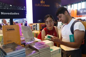 La lectura de libros sigue permeando en todas las edades.