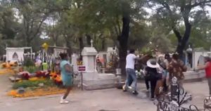 La tarde del pasado sábado 2 de noviembre una familia fue atacada por un enjambre de abejas durante su visita al Panteón Municipal de la ciudad de Puebla.